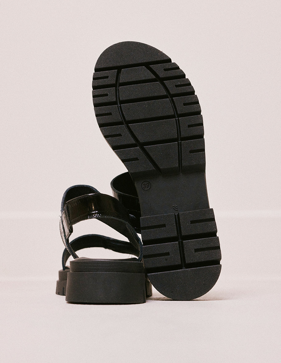 Sandale plate en cuir croco noir Albane - M.Moustache