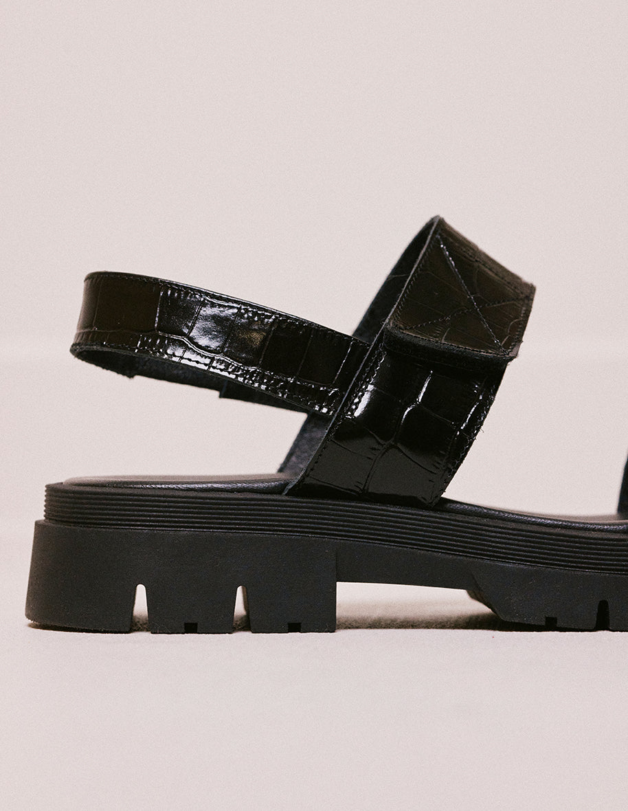 Sandale plate en cuir croco noir Albane - M.Moustache