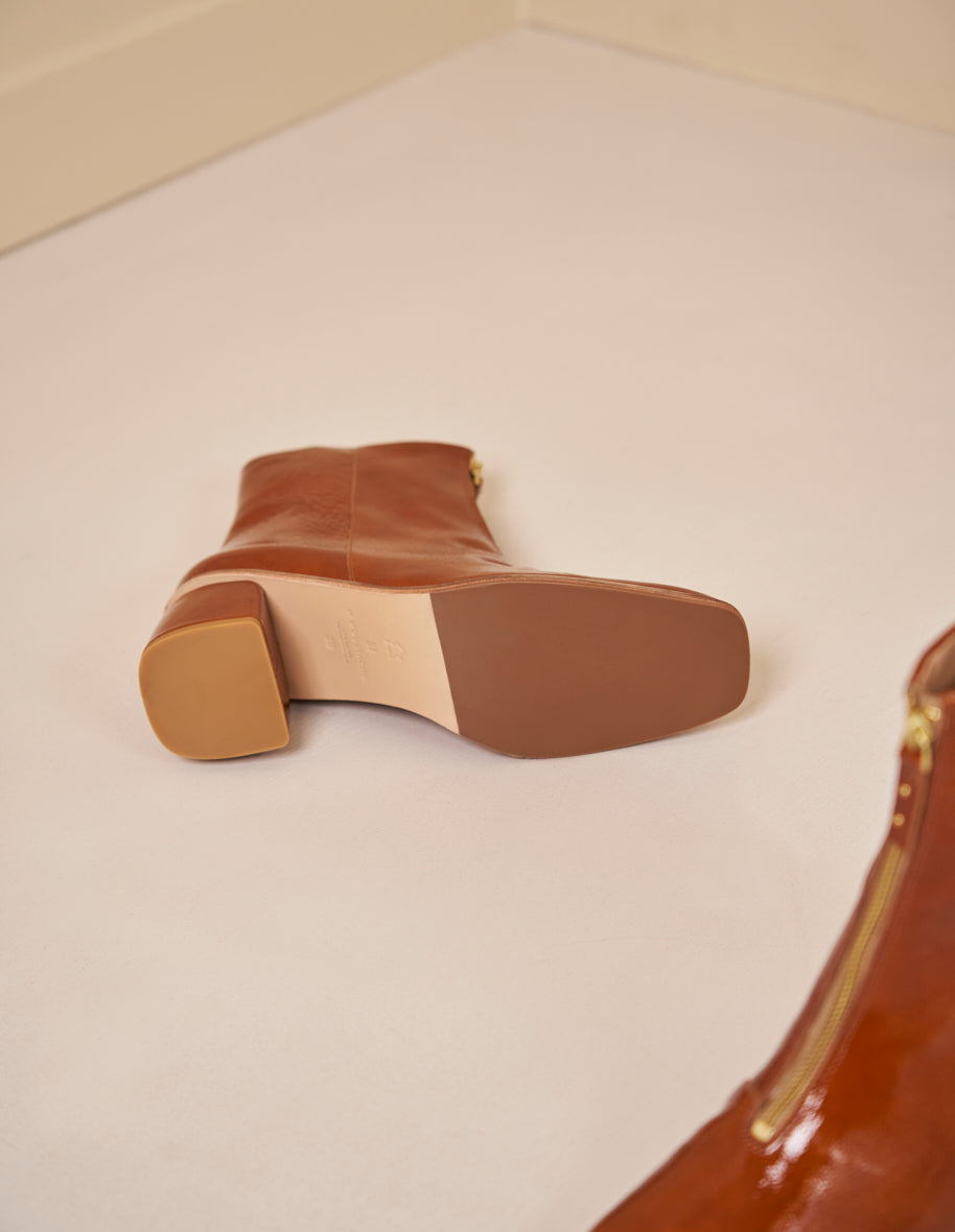 Bottines à talons en cuir vernis cognac